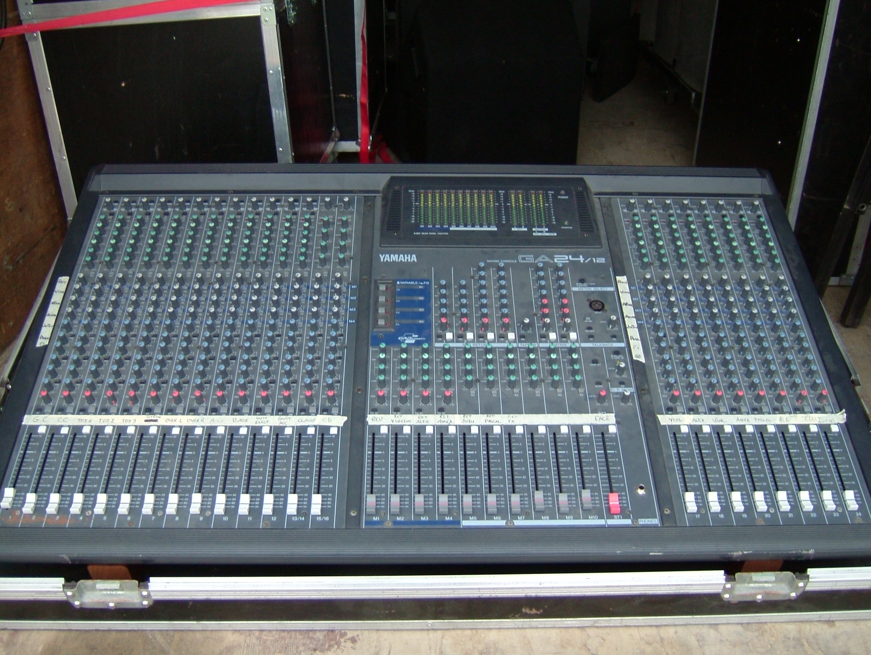 Yamaha mixing console mg16 4